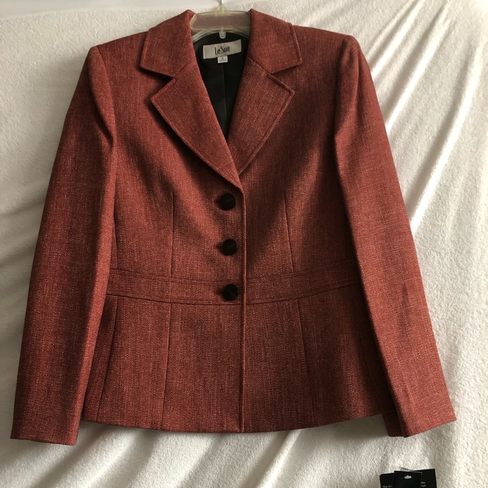 Le Suit